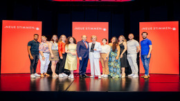 The finalists of NEUE STIMMEN 2022 with Liz Mohn and Dominique Meyer.