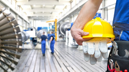 Handwerker mit Helm in der Hand